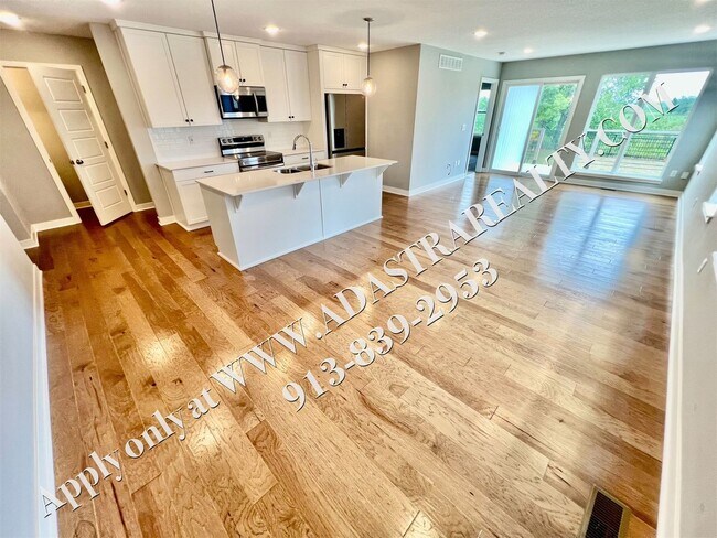 Building Photo - Beautiful Like New 4 Bed 4 Bath Home in Overland Park-Available NOW!!