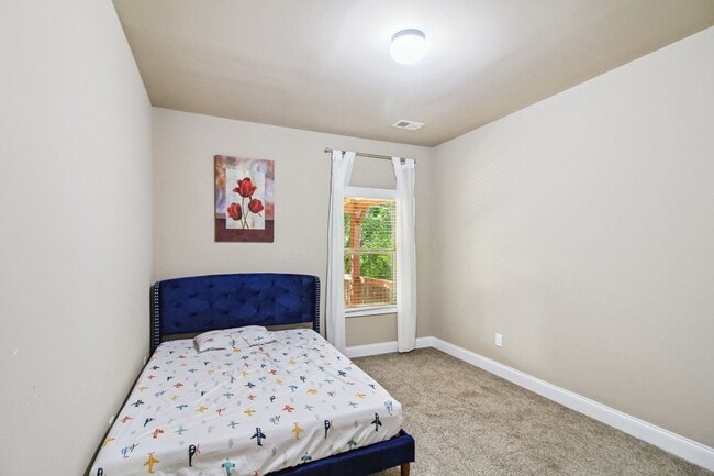 Building Photo - Stunning 6BR House in Cumming