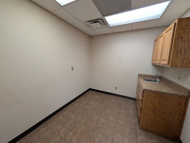 Building Photo - Prime Professional Medical/Office Space in Pryor