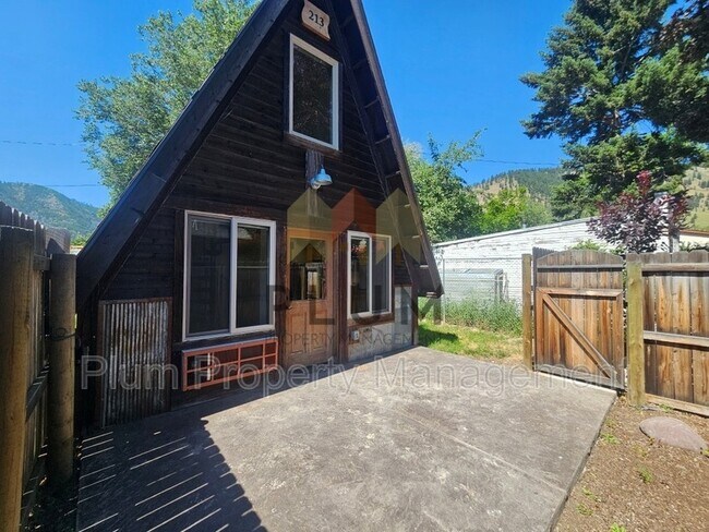 Building Photo - 213 Sommers St
