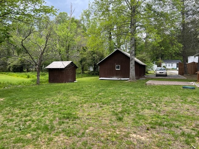 Building Photo - Charming Flat Rock Bungalow
