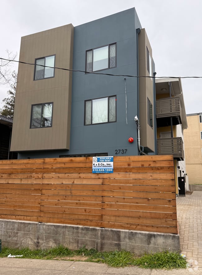 Building Photo - Unit C -Multiple spacious units available ...