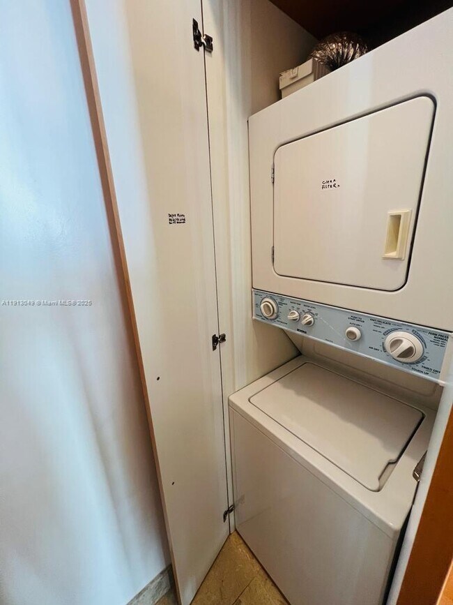 Building Photo - 1408 Brickell Bay Dr