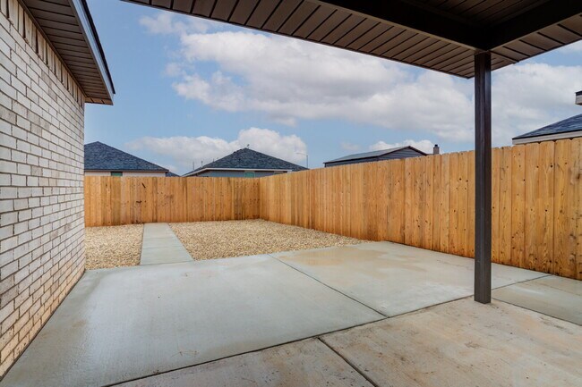 Building Photo - 4 Bed 2 Bath Home in South Lubbock! Extended driveway + Turf!