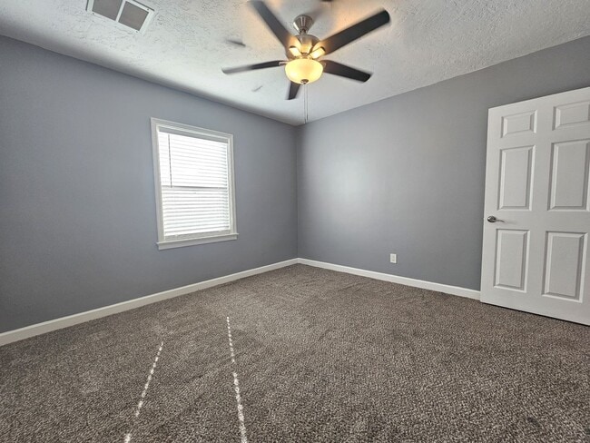 Building Photo - Charming Home 3 bedrooms 1 bath Large Yard.