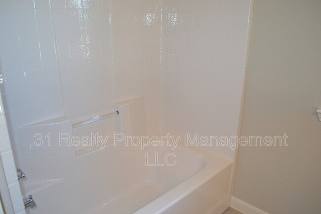 Building Photo - 5090 Royal Springs Dr