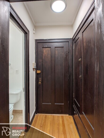 Building Photo - 1421 W Hutchinson St