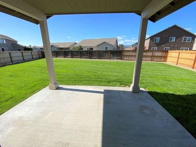 Building Photo - Newer, Spacious 5 Bedroom 3 Bed House!