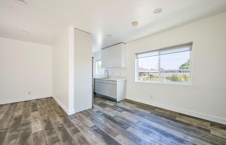 Building Photo - 1333 W 36th Pl