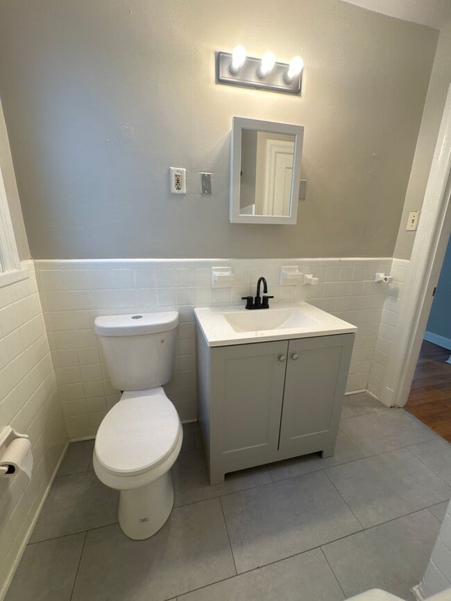 Building Photo - Updated 3 Bed 1 Bath w/Large Yard