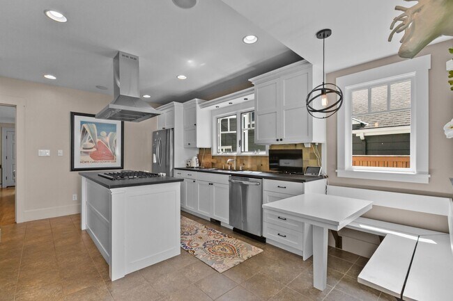 Building Photo - 3bd/1.75ba Seattle Home