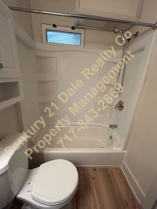 Building Photo - Beautifully redone 3 BR, 1 Bath Townhouse in York Suburban Schools