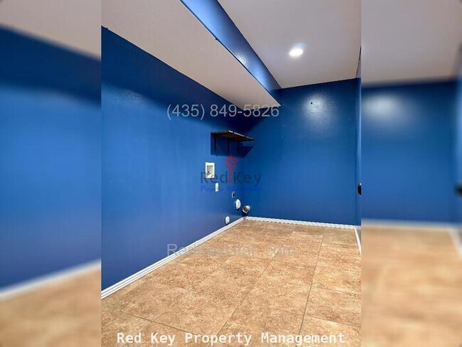 Building Photo - 970 W Single Family Home