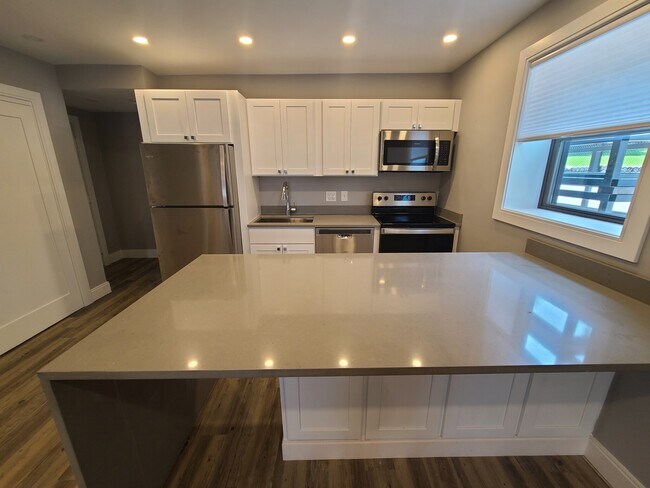 Building Photo - 15 Carson St