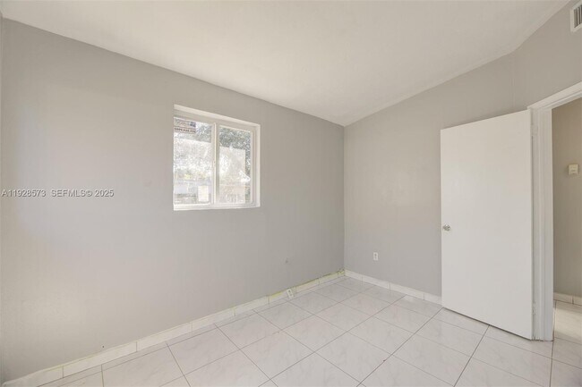 Building Photo - 3510 SW 39th St