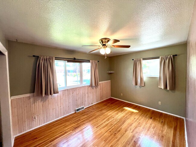 Building Photo - 4 bed 2 bath Single Family Home with Bonus Room, Fully Fenced Yard and Double Car Garage Close to...