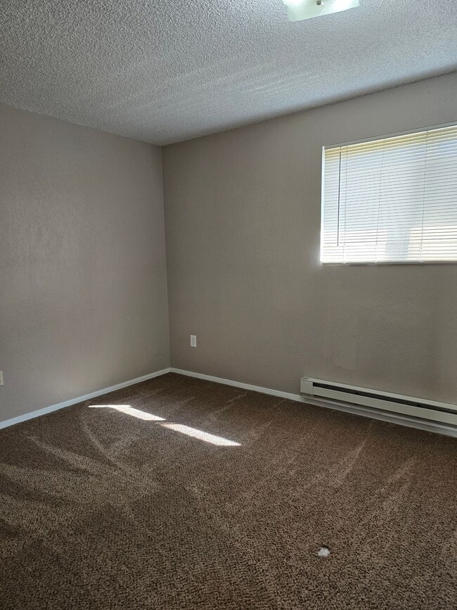 Building Photo - Ground Level One Bedroom