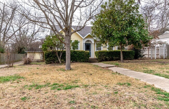 Building Photo - Spacious 4 Bed / 2 Bath Home with Garage & Fenced Backyard in Central Temple