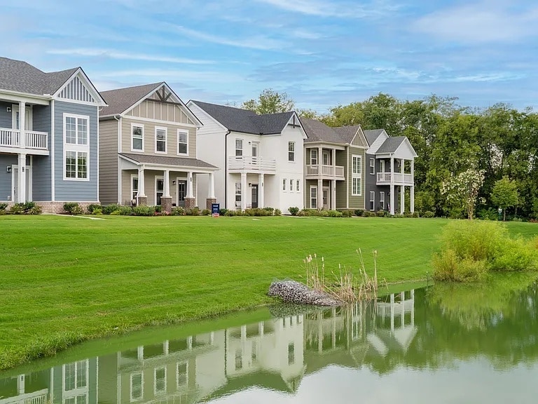 Front of home overlooking pond - 422 Kinnard Pvt Dr