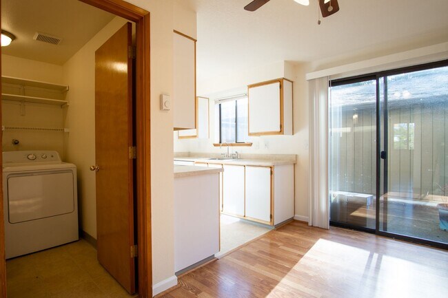 Building Photo - FREE RENT! Updated Townhouse w Garage, Patio, DW, WD + FIREPLACE!!