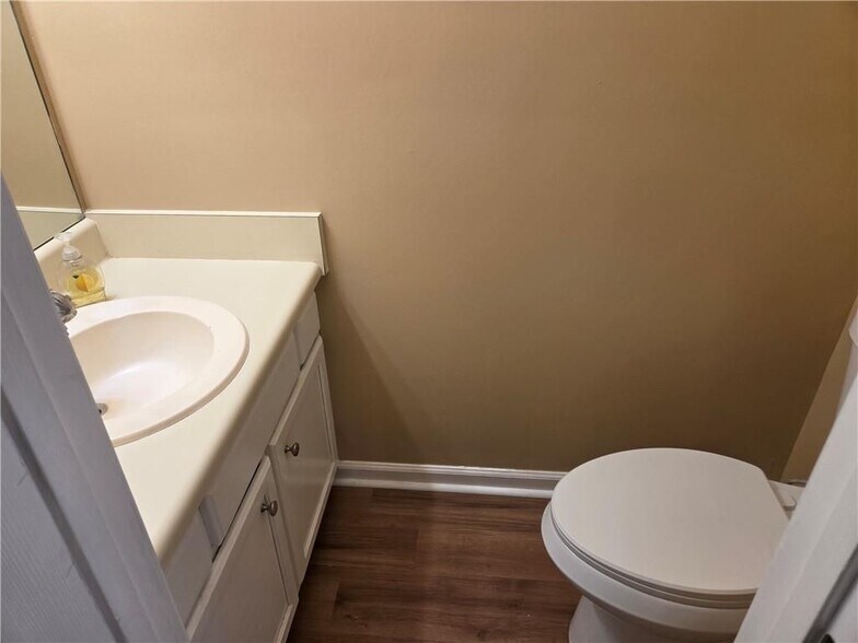 Building Photo - 5595 Wells Cir