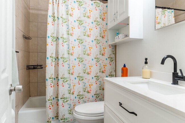 Building Photo - Spacious, Pet Friendly, 2 Bed Home with La...