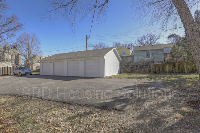 Building Photo - 643 E Meyer Blvd