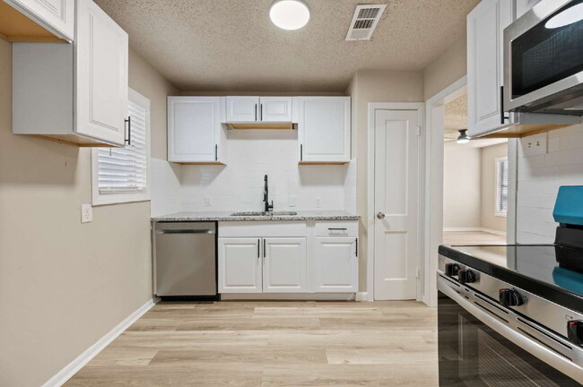 Building Photo - "Updated 4-Bedroom Gem in Fort Worth – Close to all things Ft Worth!"