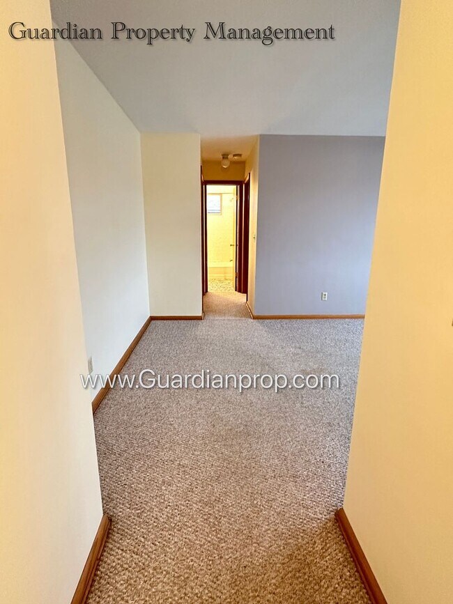 Building Photo - Richfield Second Level Apartment, Heat Pai...