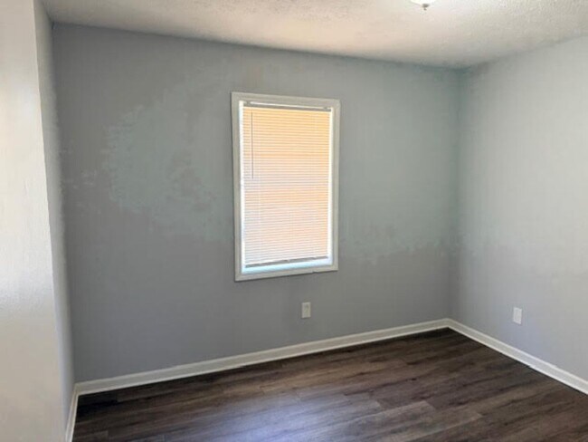 Building Photo - Newly Updated Duplex Unit in Riverdale