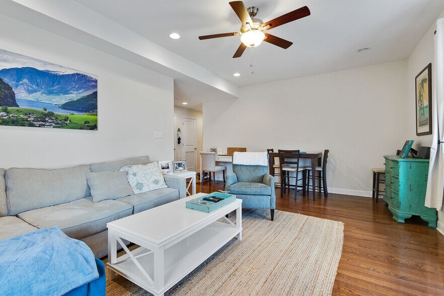 Building Photo - 1823 W Leland Ave