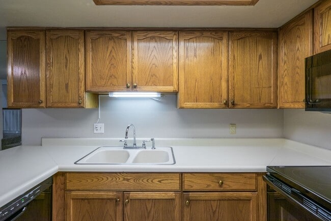 Building Photo - Spacious Updated Townhome in Downtown St. ...