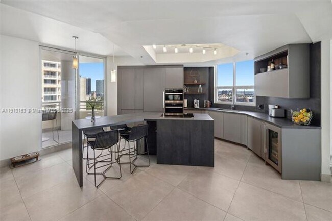 Building Photo - 808 Brickell Key Dr
