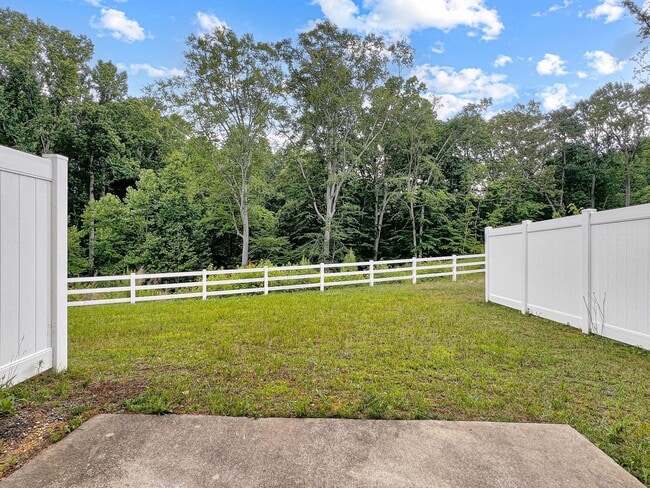 Building Photo - Move-In Ready Townhome with Finished Basem...