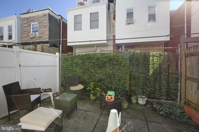 Building Photo - 2215 S Hicks St