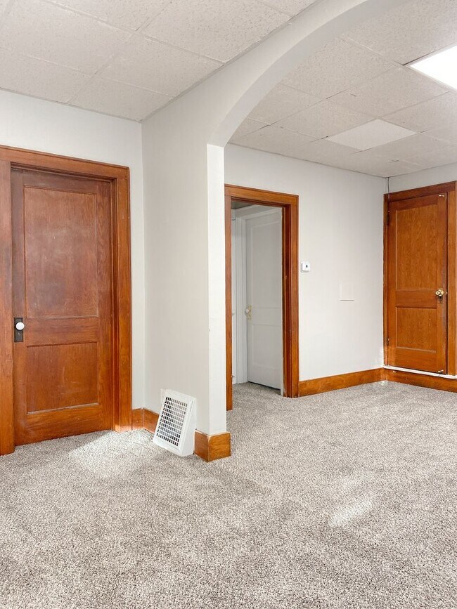 Building Photo - Move-in special. 3 bed 1 bath with a detached garage and large driveway $1250