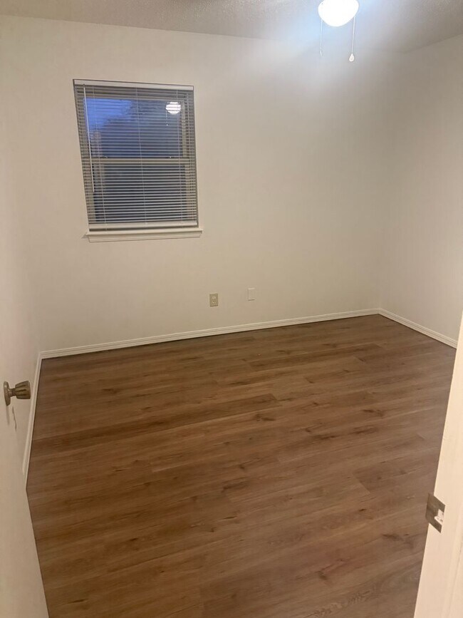 Building Photo - 735 Willow Run