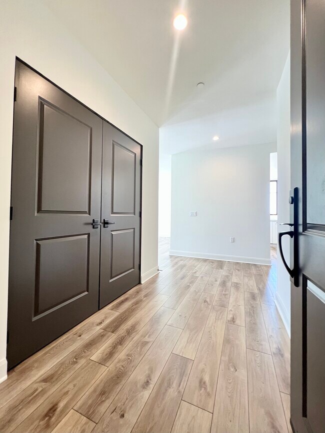 Building Photo - 859 S Lucerne Blvd