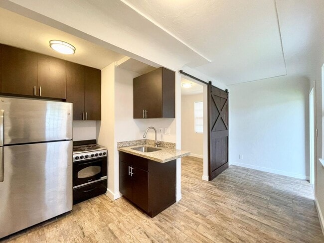 Building Photo - Spacious Studio Duplex