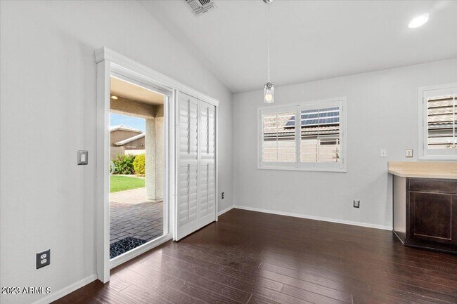 Building Photo - 2039 E Saddlebrook Rd