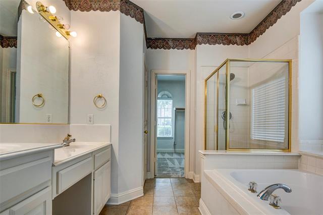 Building Photo - 2304 Greenview Dr