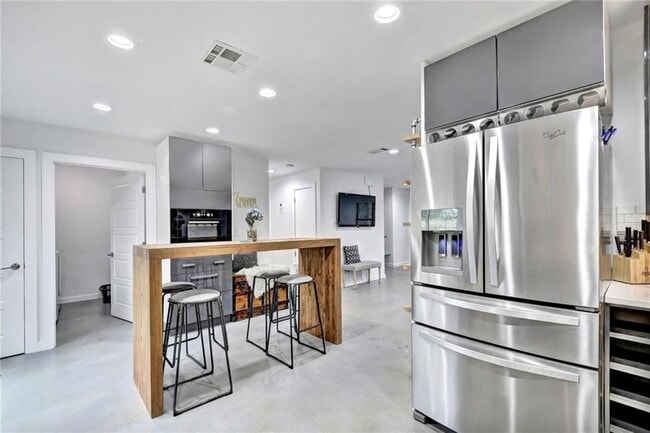Building Photo - 18410 E Lake Terrace Dr
