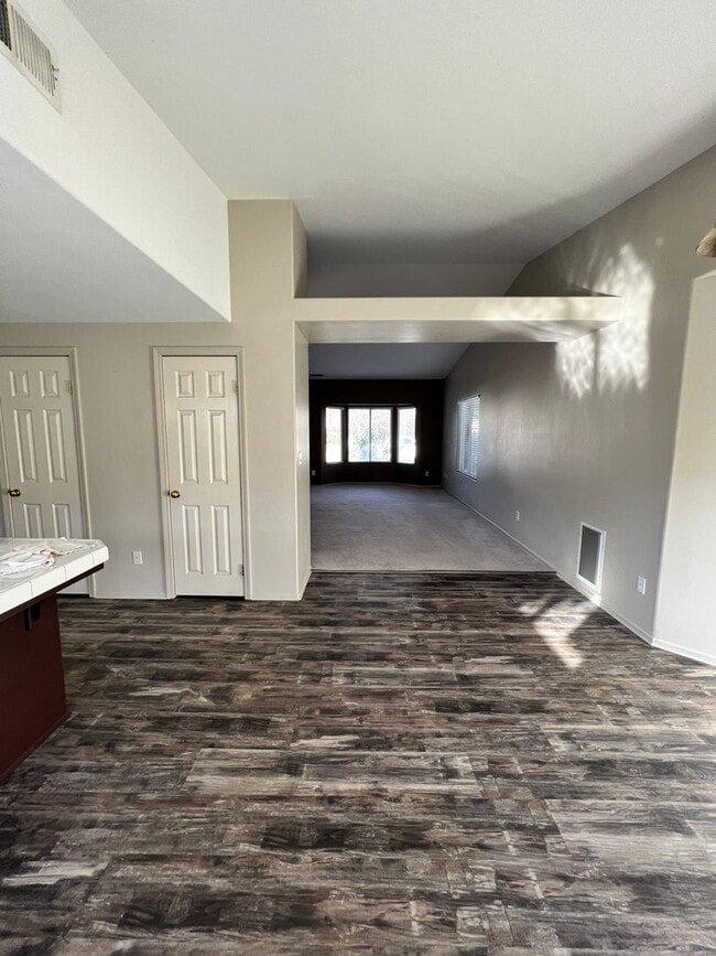 Building Photo - 412 Apple Way