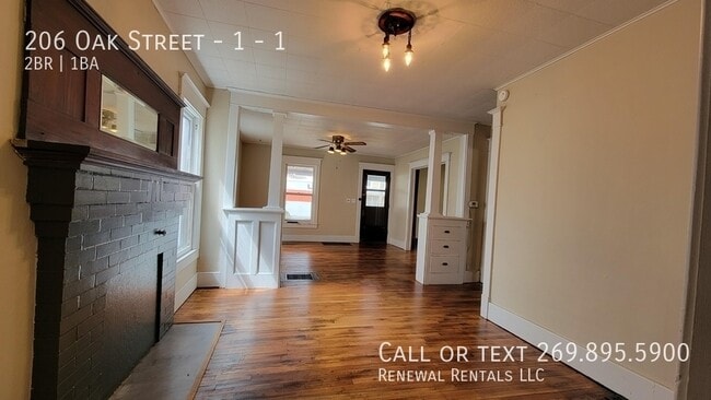 Building Photo - 206 Oak St