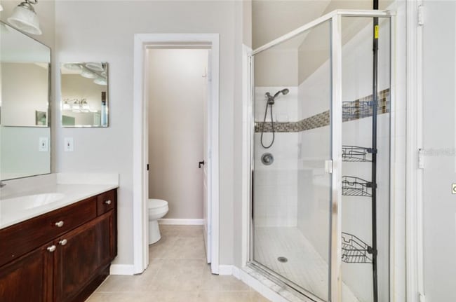 Building Photo - Stunning 5/2.5 Spacious Home with a 3 Car ...