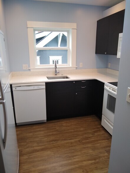 Kitchen; dishwasher, built in microwave, garbage disposal - 3381 SE 10th Ave Unit B