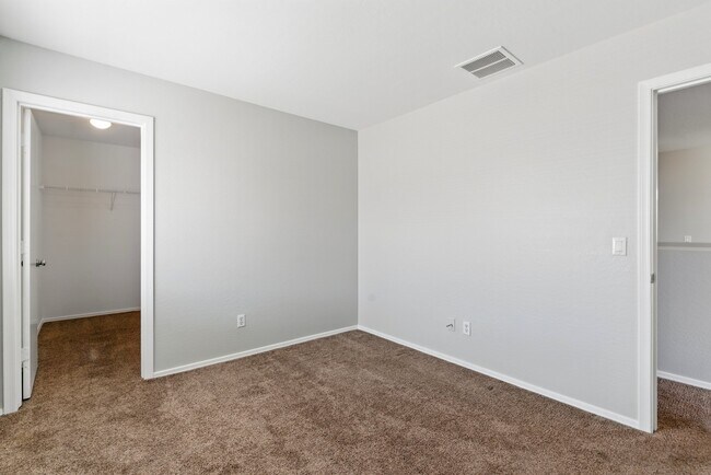 Building Photo - 11546 W Schleifer Dr
