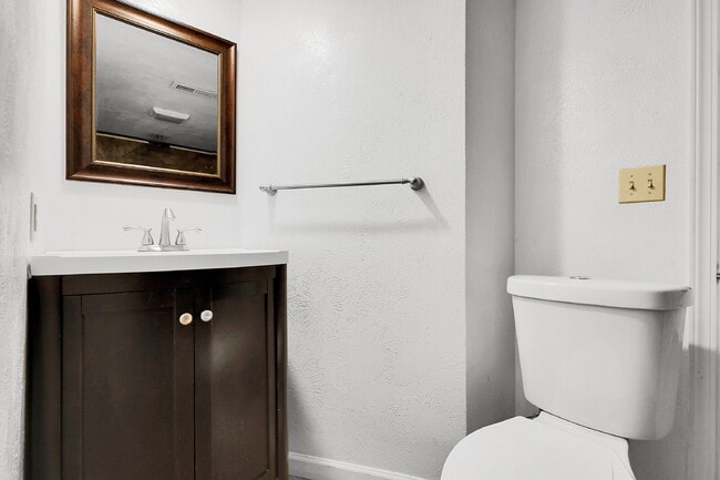 Building Photo - $2,695 - 5 Bed, 4 Bath Townhome in Aurora ...