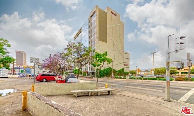 Building Photo - 3223 W 6th St