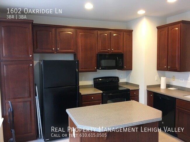 Building Photo - Beautiful townhome perfect for busy commuter!